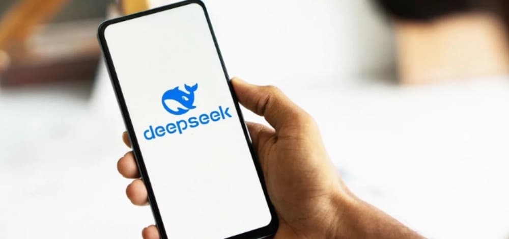 DeepSeek arrasa, encabeza las descargas en la tienda de aplicaciones