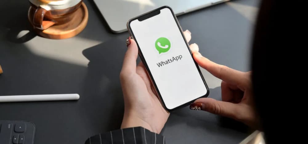 Cómo la IA está potenciando las falsas ofertas de empleo por WhatsApp
