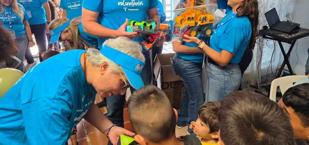 Voluntarios de Fundación Telefónica Movistar entregan juguetes y alimentos