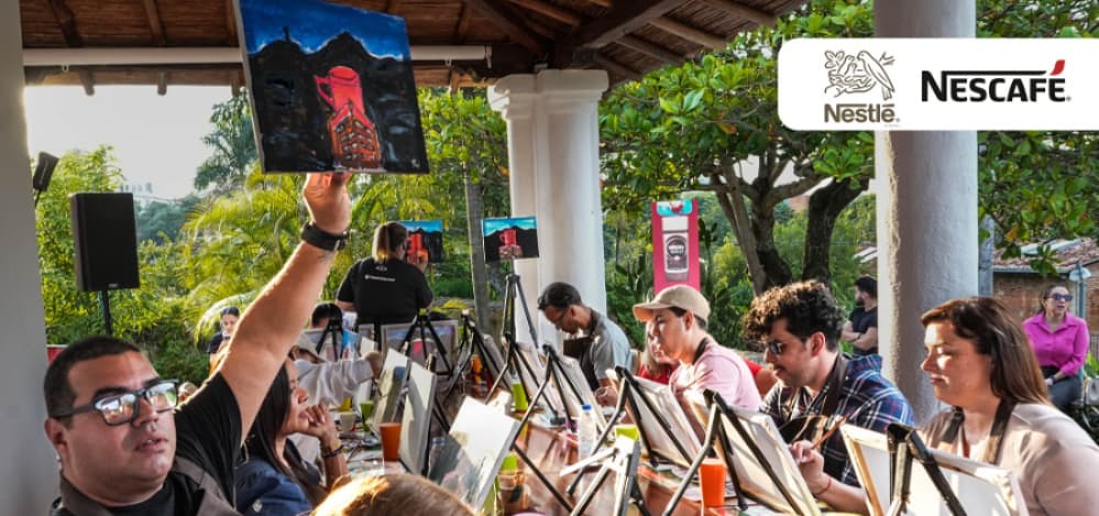 NESCAFÉ alza su icónica taza roja para celebrar el Día Internacional del Café